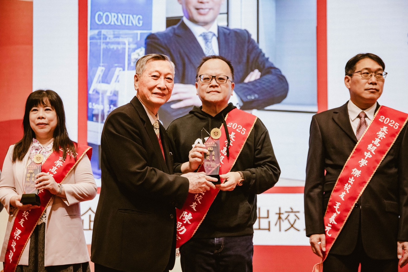 長榮中學140週年「百世榮美」盛典，董事長陳勁宇獲頒傑出校友肯定