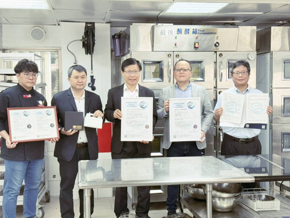 全台首例！敏實科大自製「柿子牛軋糖」完成亞瑞仕碳中和國際標準查證